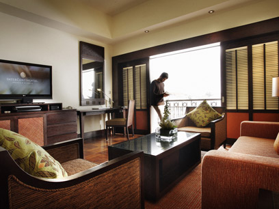 Westlake Suite offers double balconies overlooking the lake, hardwood floors, warm colours and separate living room.